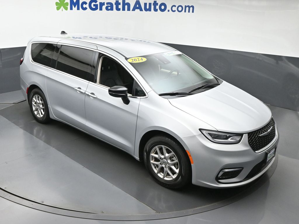 2024 Chrysler Pacifica Touring L photo 2