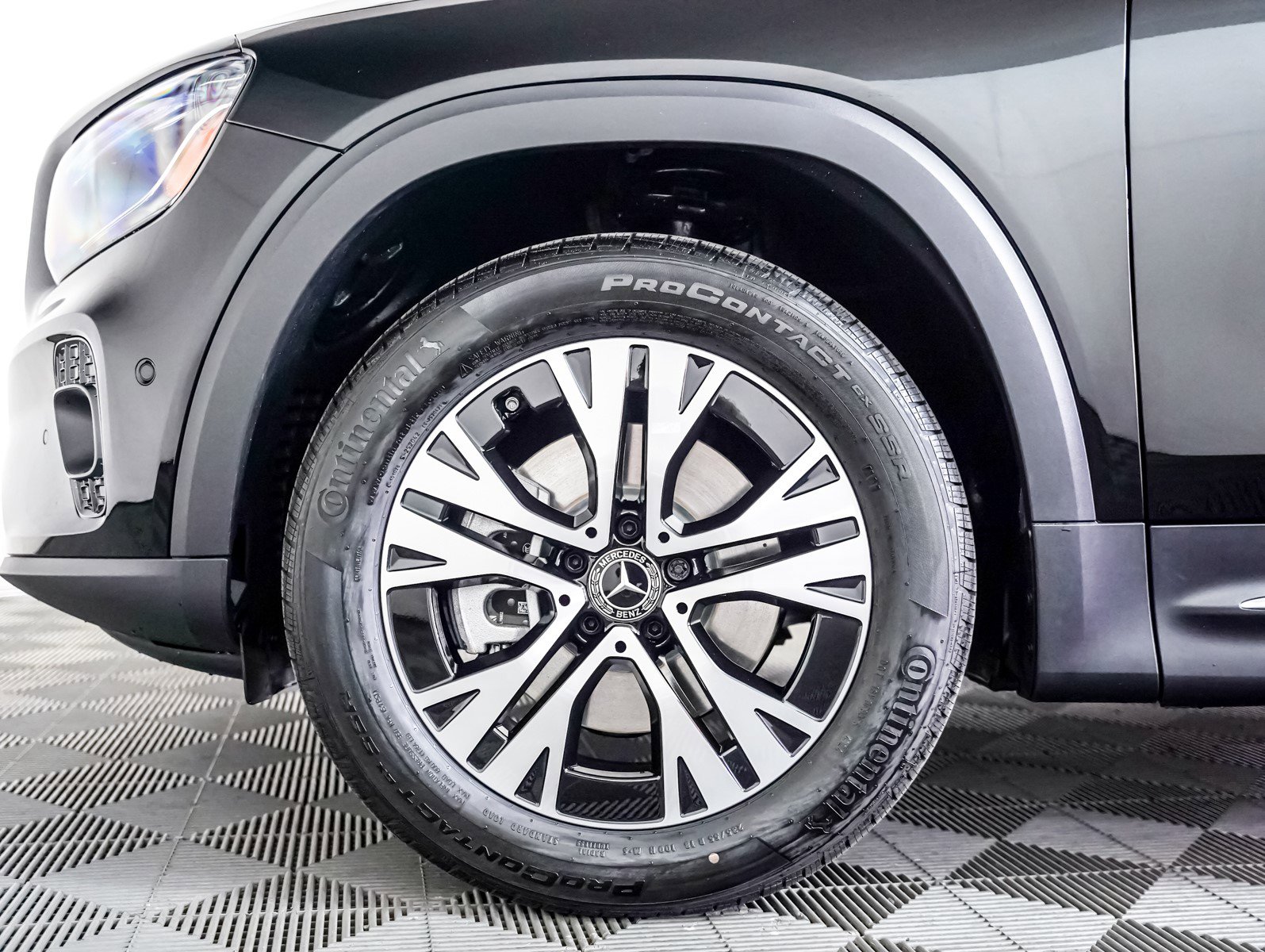 2025 Mercedes Benz GLB 250 photo 4