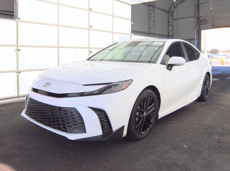 2025 Toyota Camry SE's photo