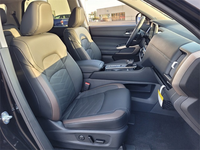 2025 Nissan Pathfinder Platinum photo 8
