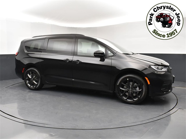 2026 Chrysler Pacifica Limited's photo