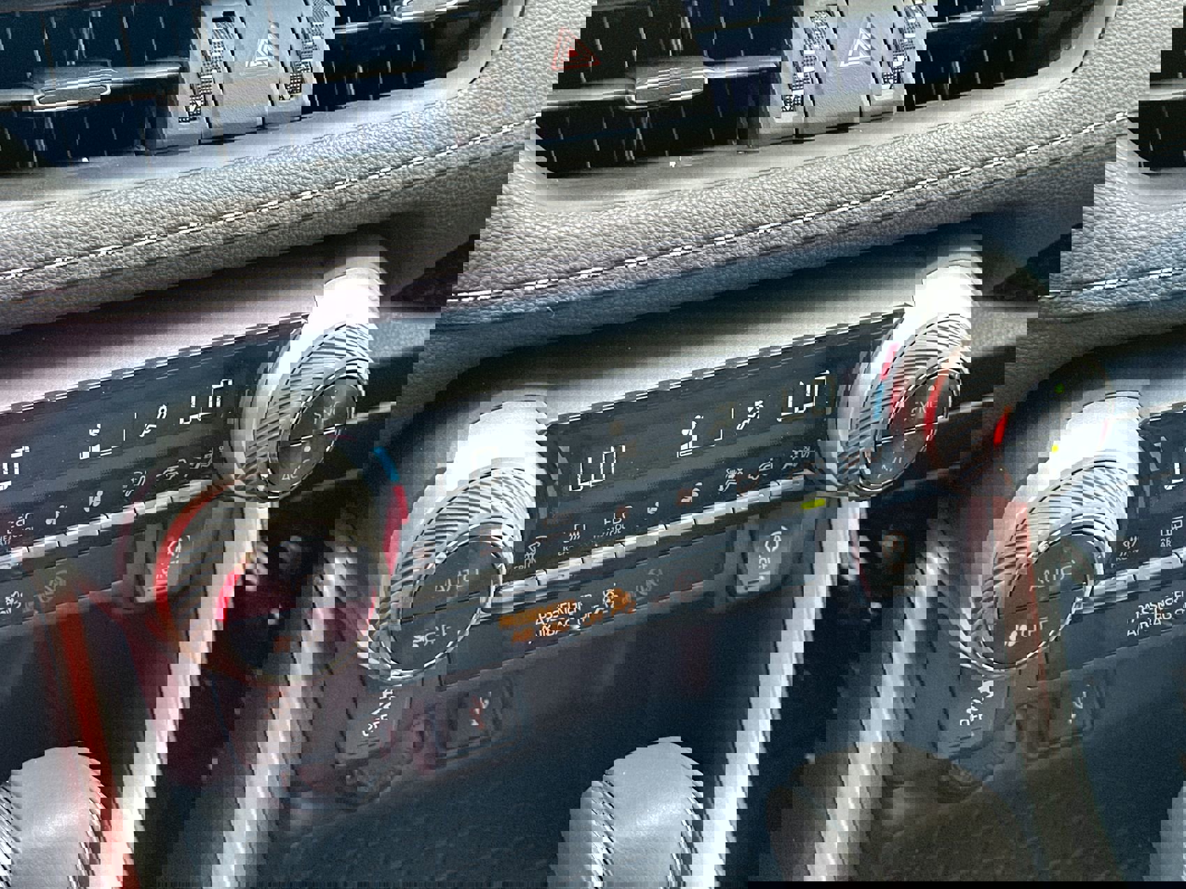 2021 Toyota RAV4 XLE Premium photo 14