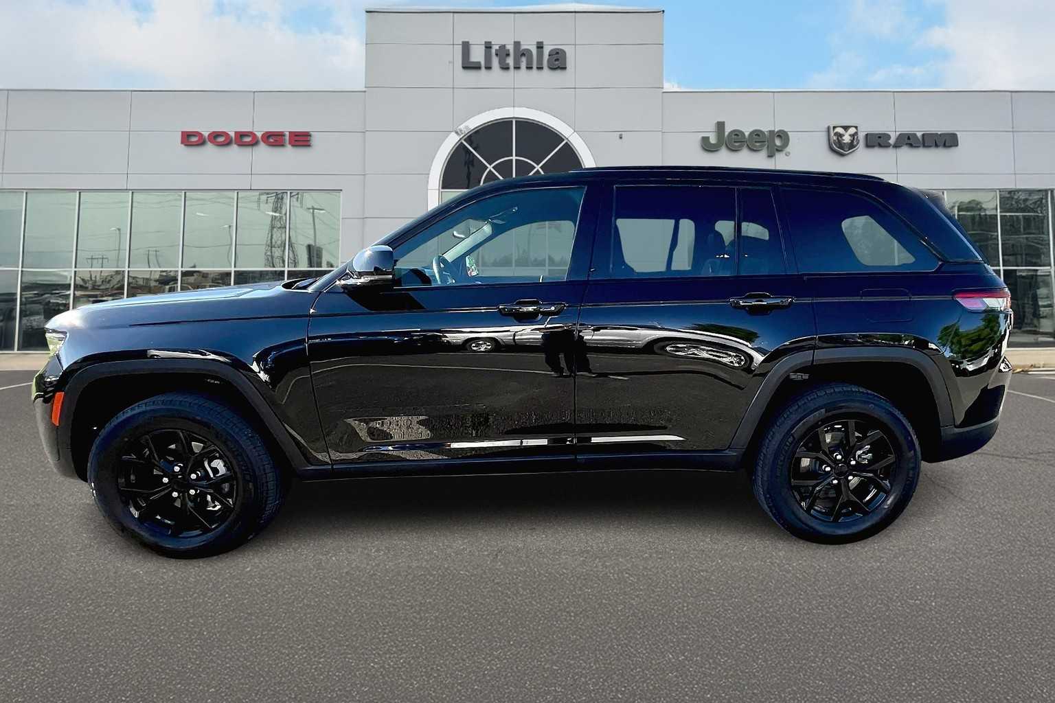 2024 Jeep Grand Cherokee Altitude photo 3