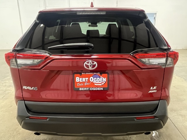 2022 Toyota RAV4 LE photo 4