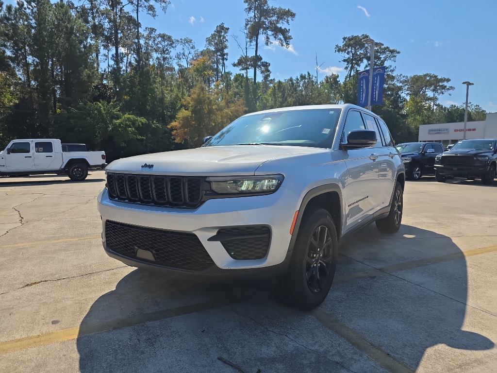 2024 Jeep Grand Cherokee Altitude photo 2