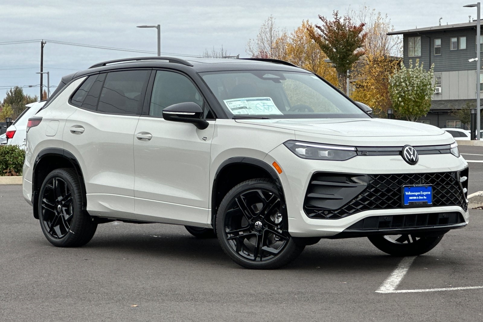 2025 Volkswagen Tiguan SE R-LINE BLACK's photo