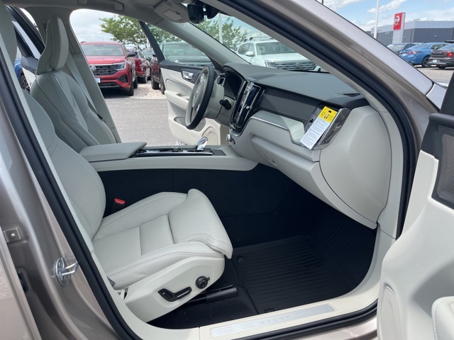 2025 Volvo XC60 B5 photo 20