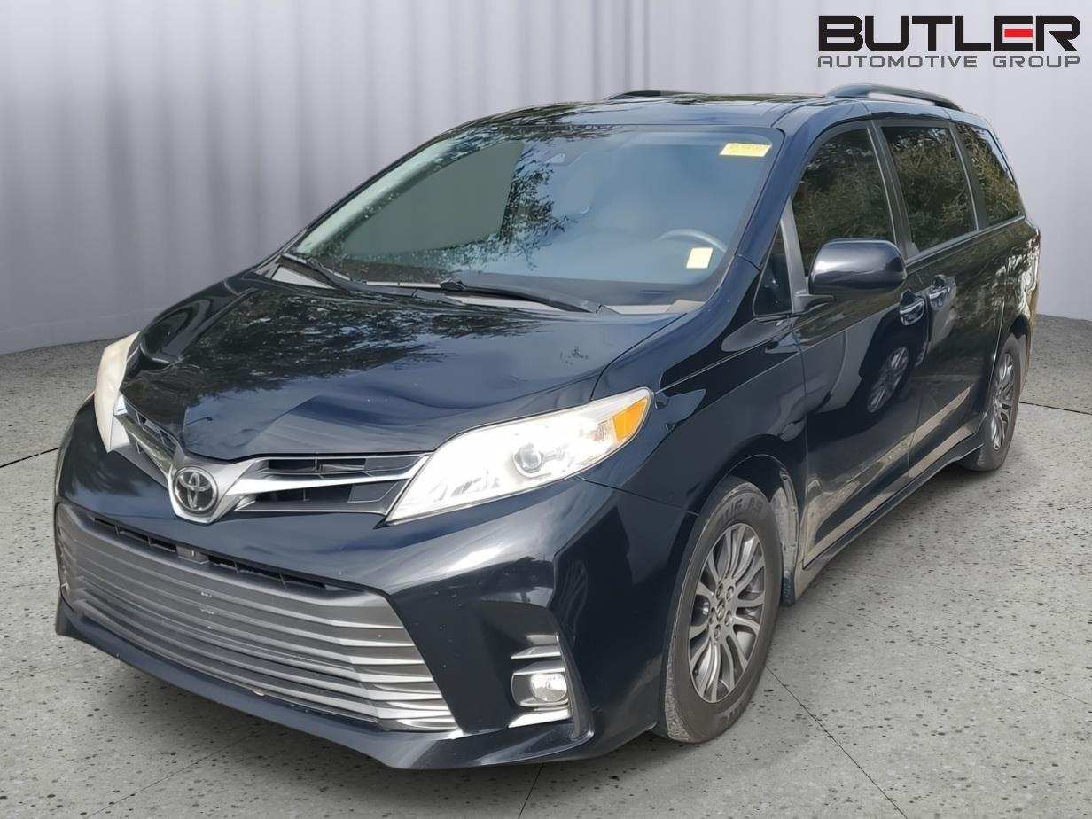 2019 Toyota Sienna XLE's photo