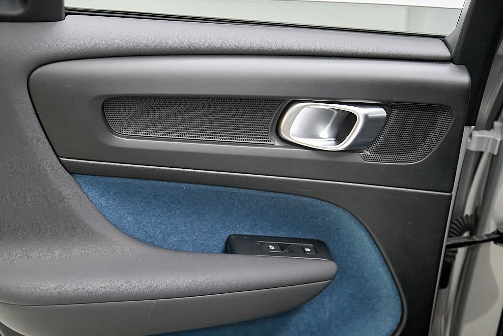 2023 VOLVO XC40 - Image 19