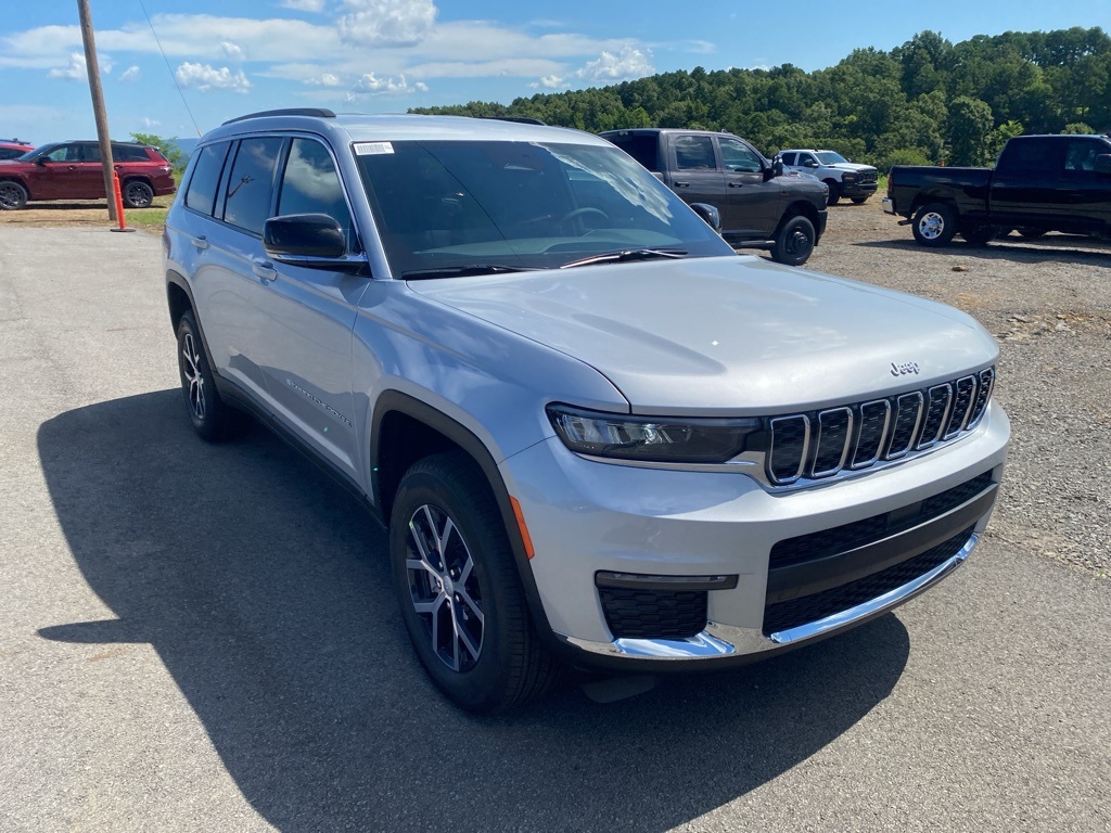 2025 Jeep Grand Cherokee Limited photo 3