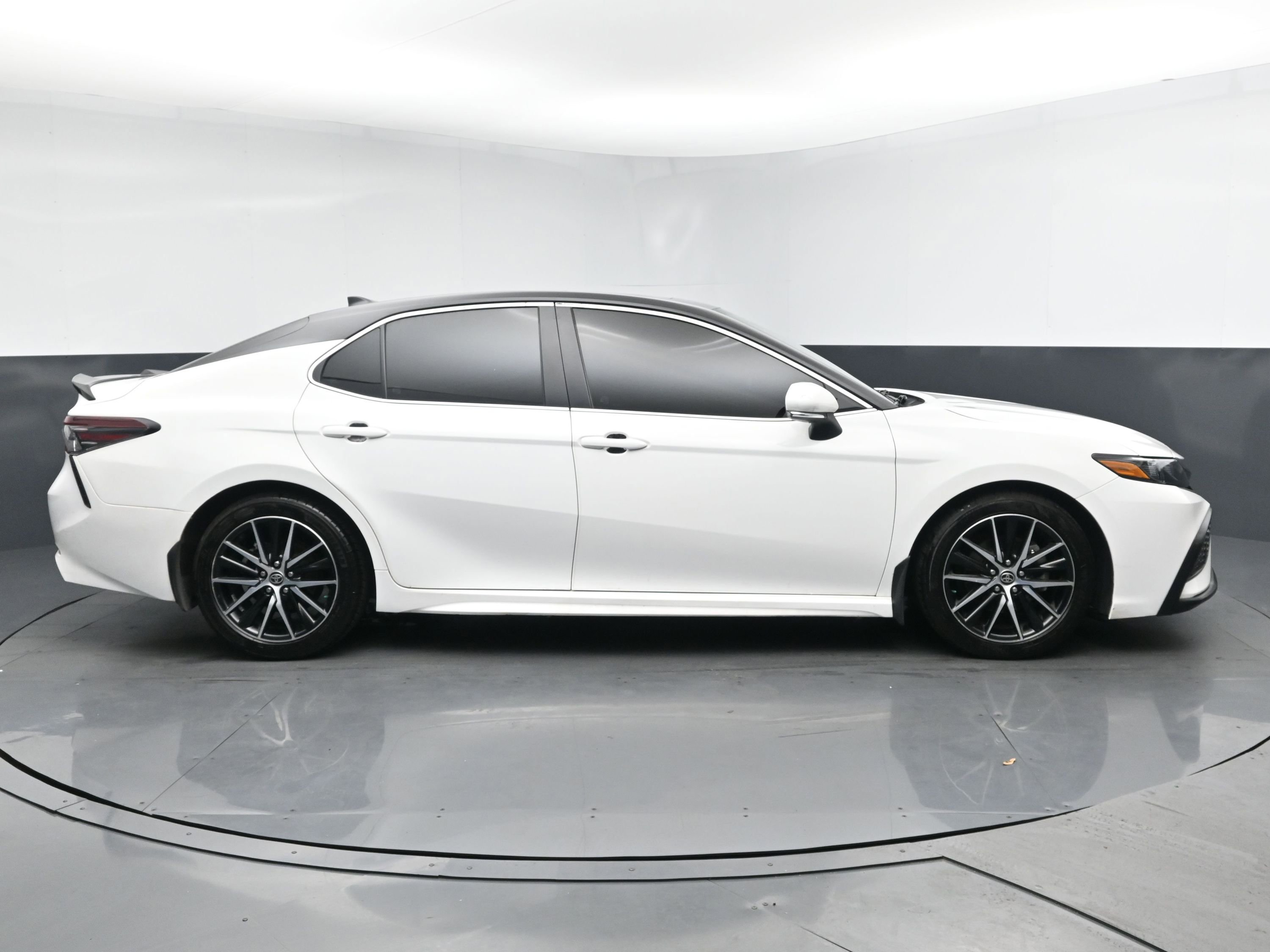 2023 Toyota Camry SE photo 3