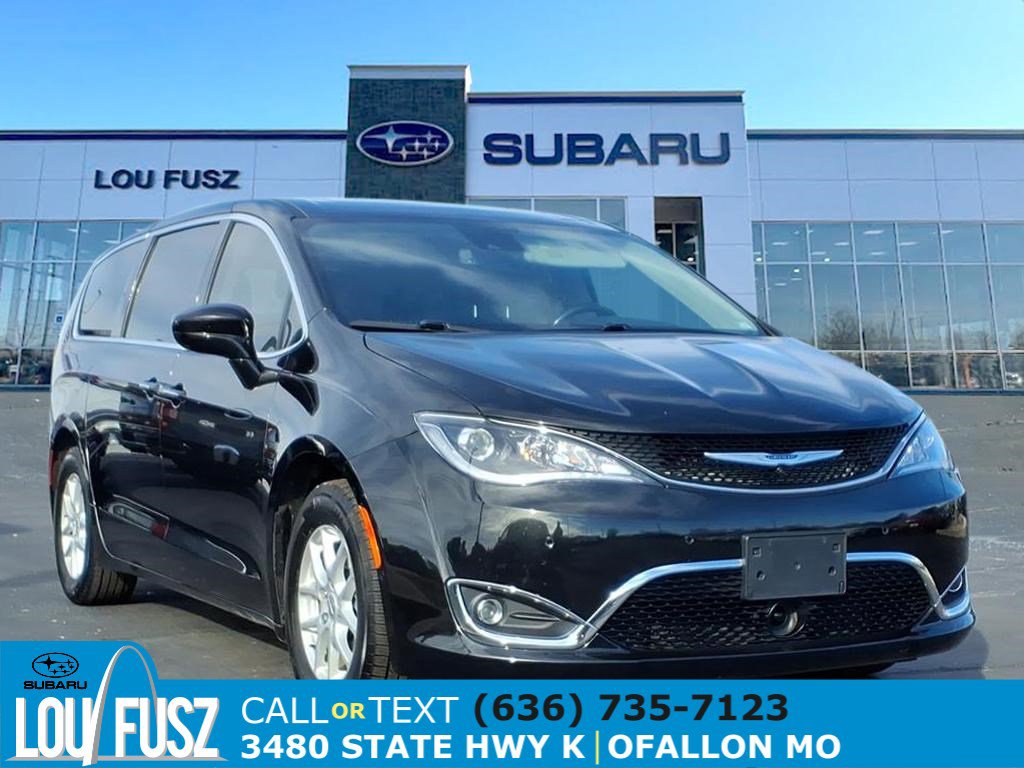 2020 Chrysler Pacifica Touring's photo