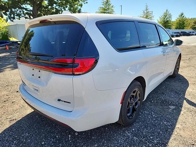 2022 Chrysler Pacifica Hybrid Touring L photo 2