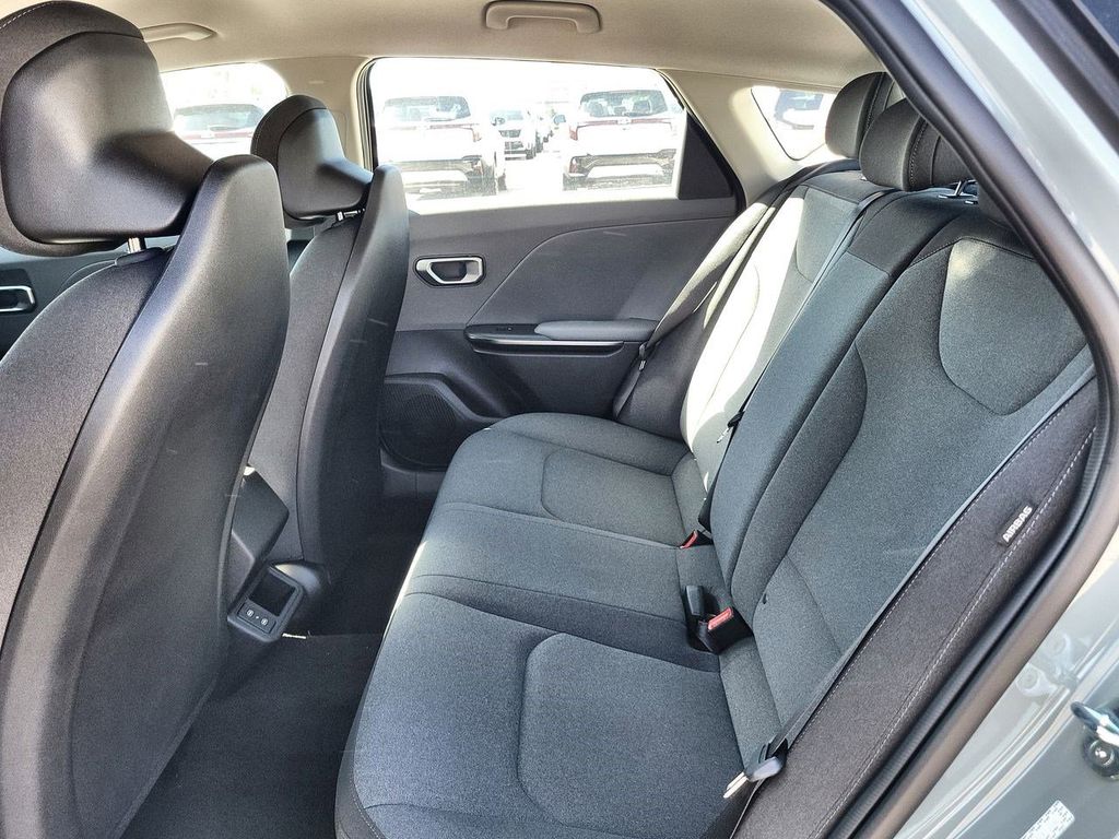2025 Kia K4 LXS photo 14