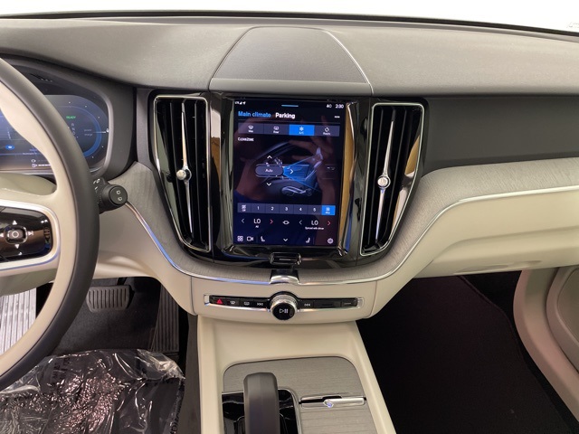 2025 Volvo XC60 T8 Plus photo 24