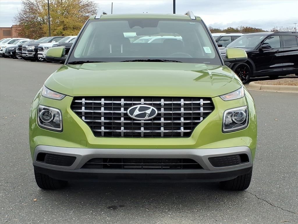 2024 Hyundai Venue SEL photo 2