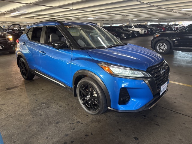 2023 Nissan Kicks SR photo 2