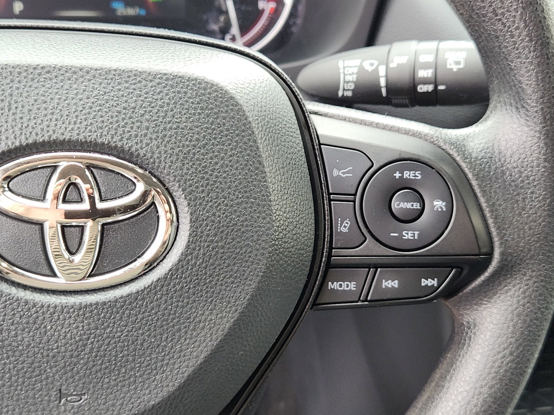 2025 Toyota RAV4 XLE photo 17