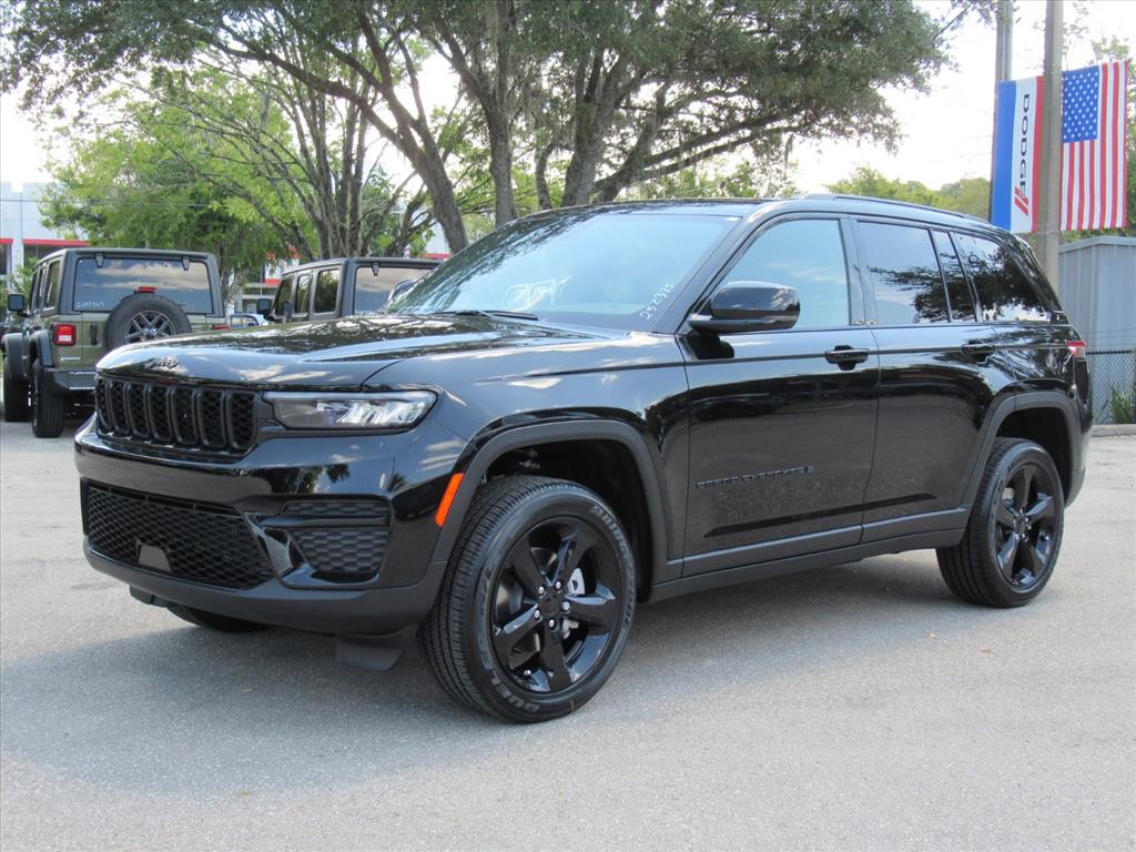 2025 Jeep Grand Cherokee Altitude photo 3