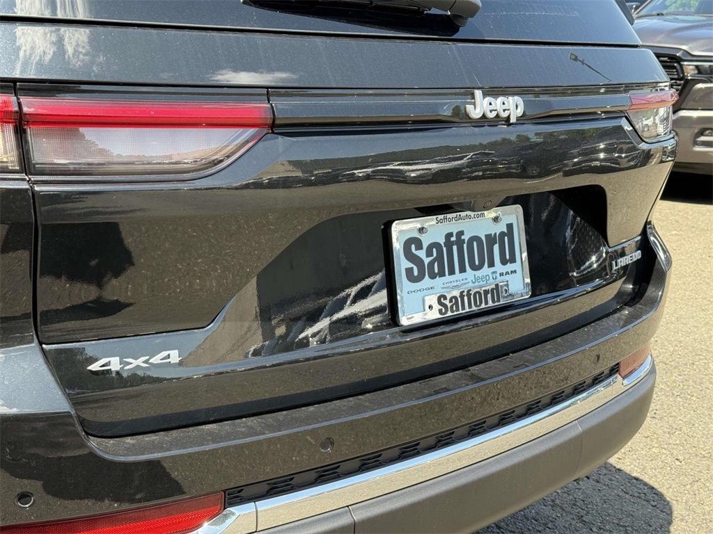 2025 Jeep Grand Cherokee Laredo X photo 12