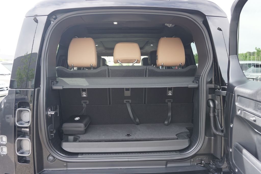 2025 Land Rover Defender 130 V8 photo 31