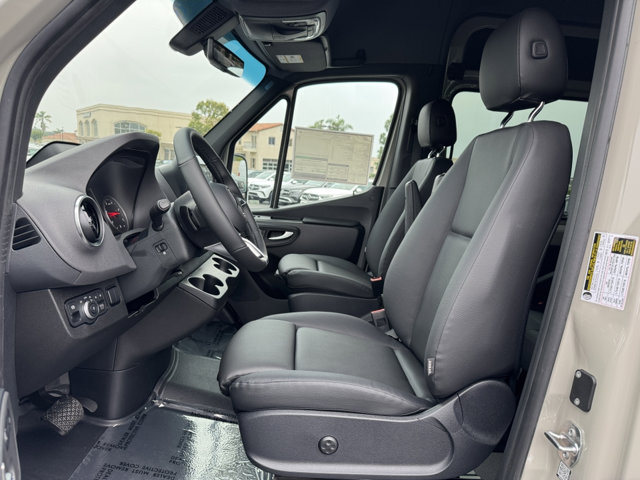 2025 Mercedes Benz Sprinter 2500 photo 2