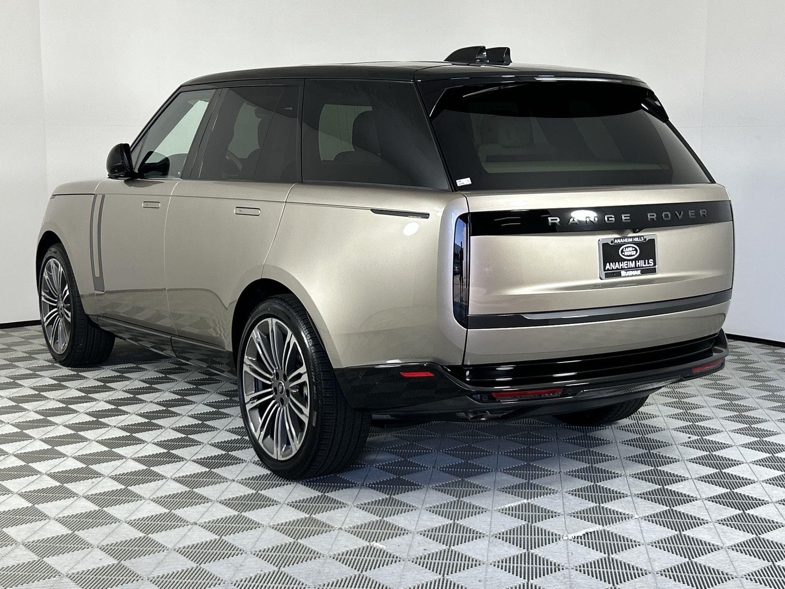 2025 Land Rover Range Rover SE photo 3