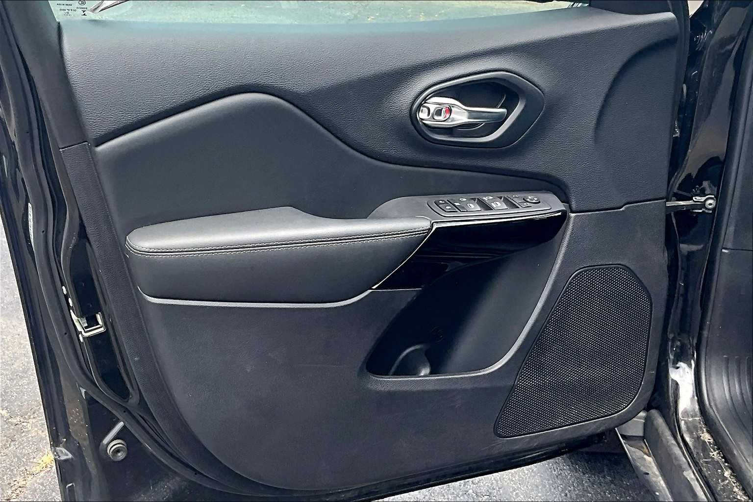2023 Jeep Cherokee Altitude Lux photo 16