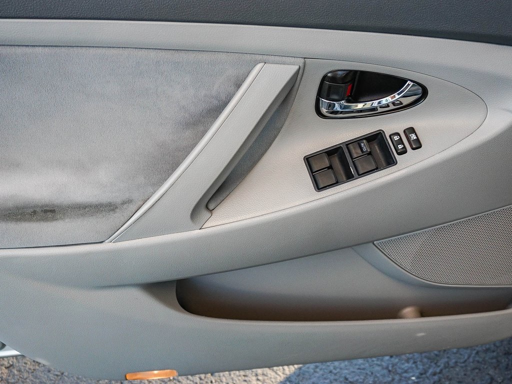 2007 Toyota Camry LE photo 17