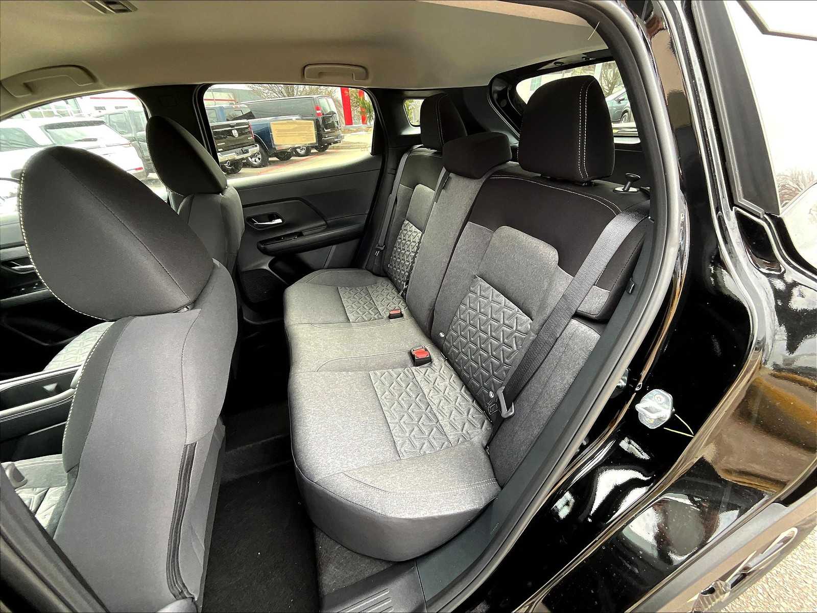 2025 Nissan Kicks SV photo 13