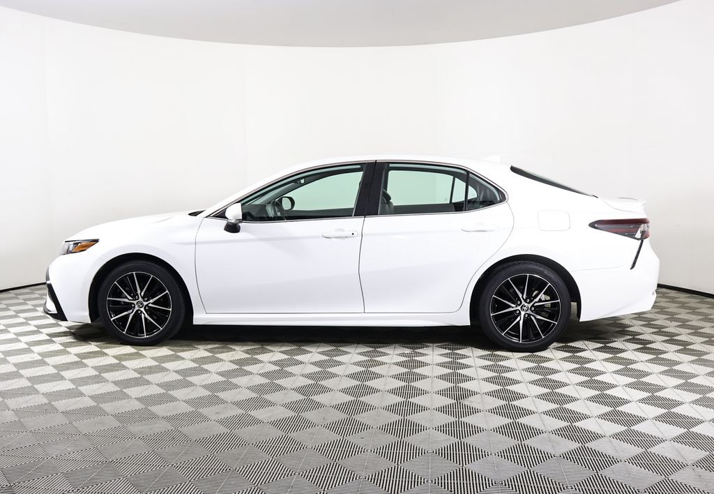 2022 Toyota Camry SE photo 3