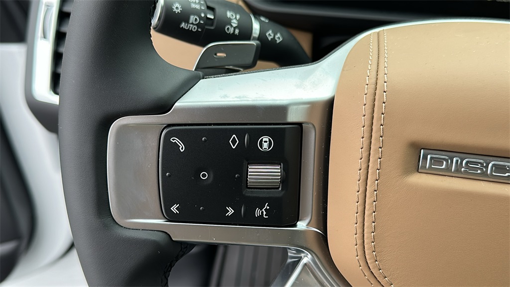 2025 Land Rover Discovery Metropolitan Edition photo 13