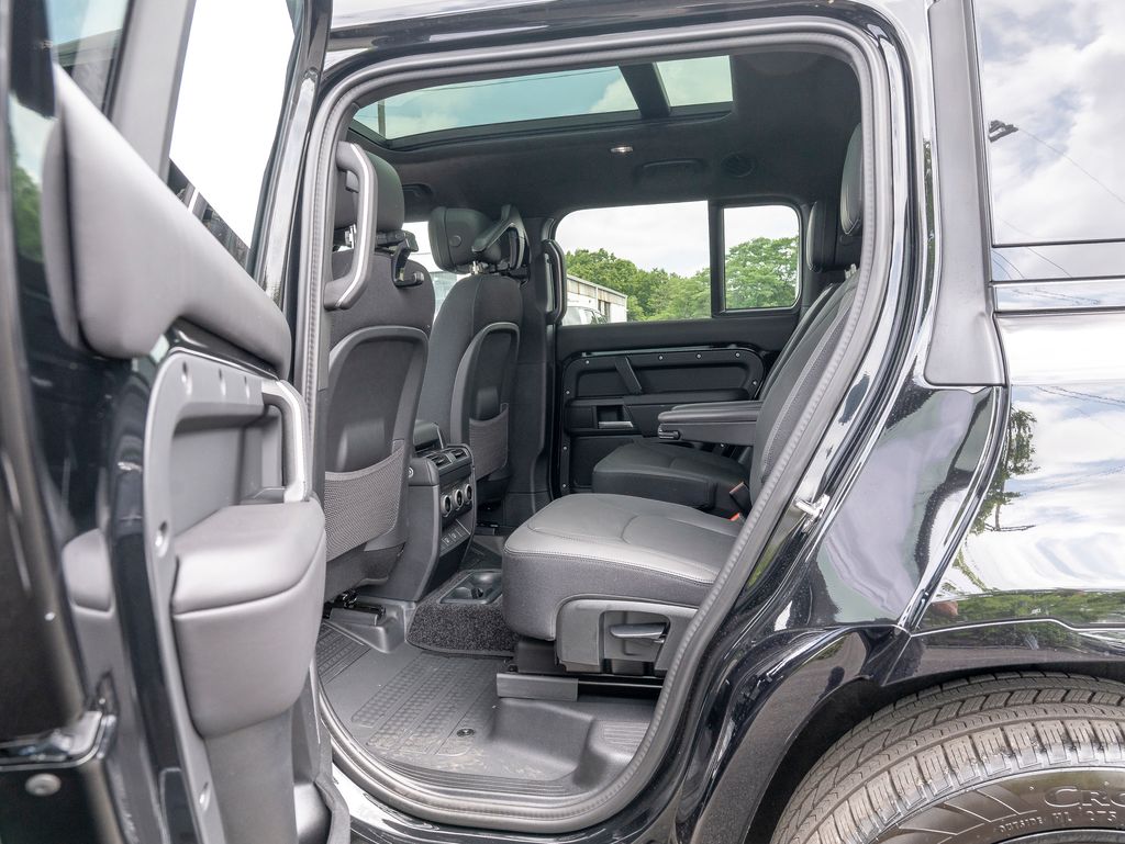 2025 Land Rover Defender 130 V8 photo 19