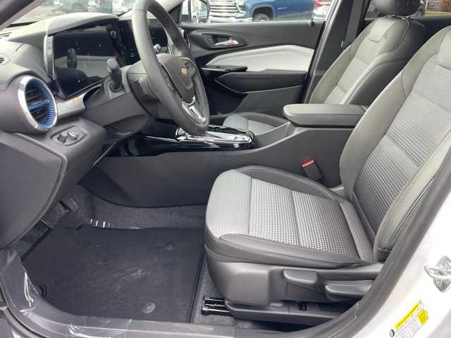 2025 Chevrolet Trax LT photo 12