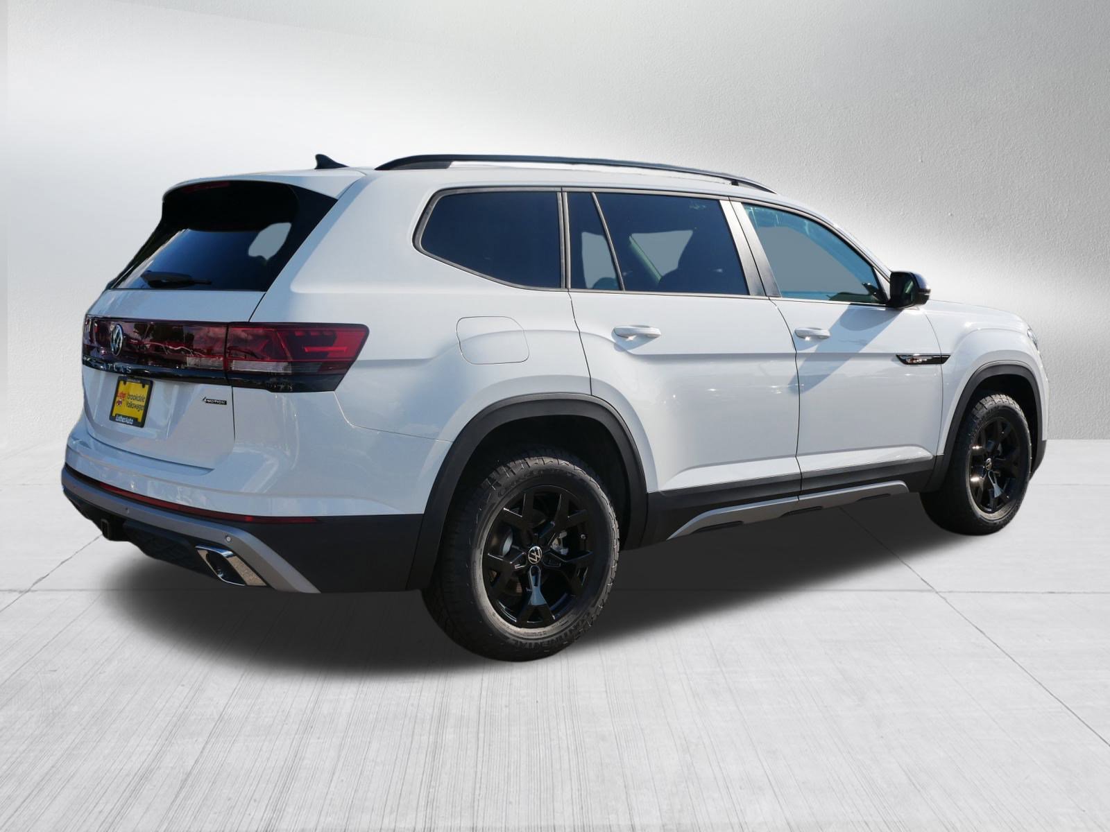 2025 Volkswagen Atlas Peak Edition SE photo 2