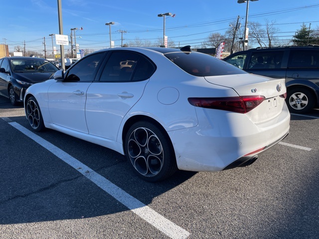2022 Alfa Romeo Giulia Ti photo 2