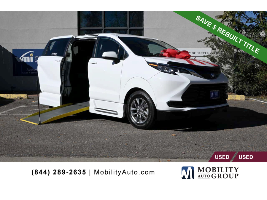 2022 Toyota Sienna LE's photo