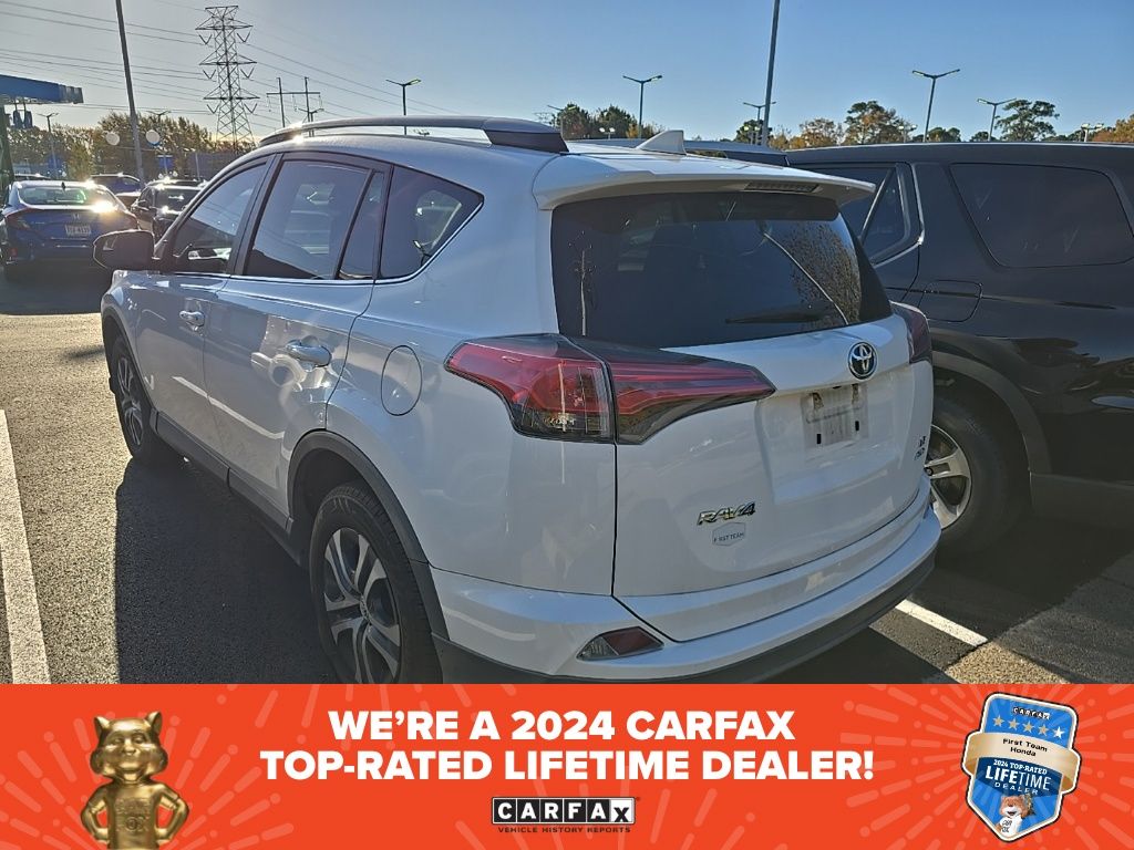 2017 Toyota RAV4 LE photo 3