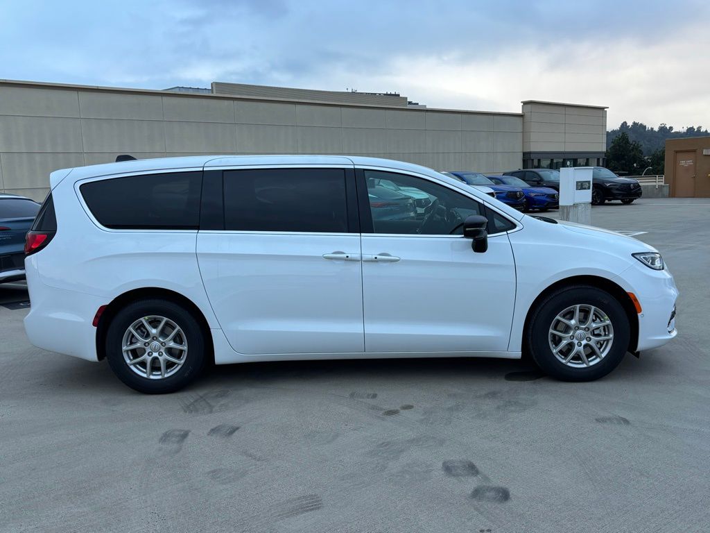 2026 Chrysler Pacifica photo 2