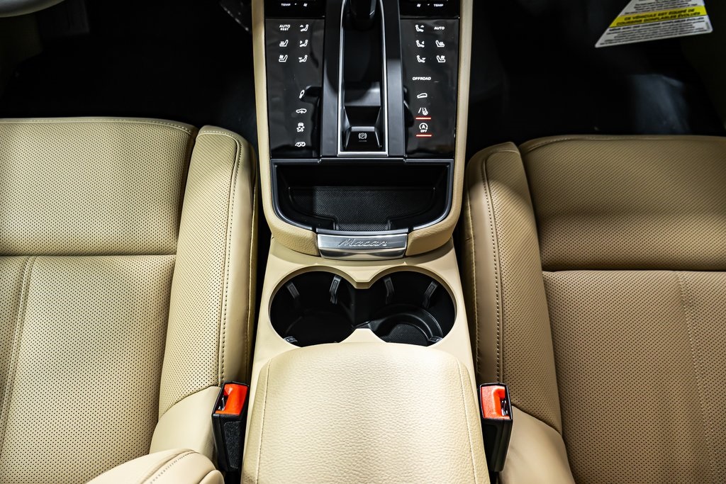 2025 Porsche Macan T photo 16