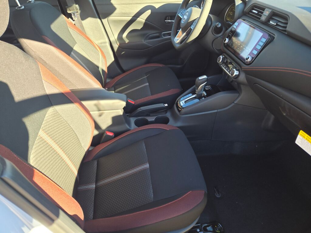 2025 Nissan Versa SR photo 4
