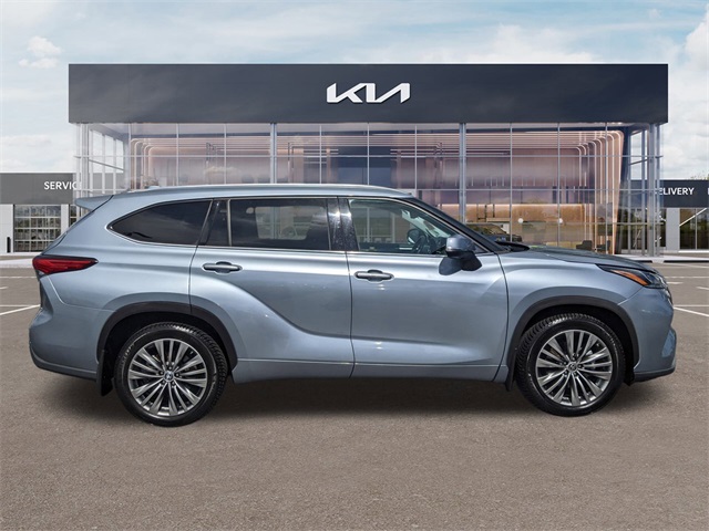 2020 Toyota Highlander Platinum photo 2