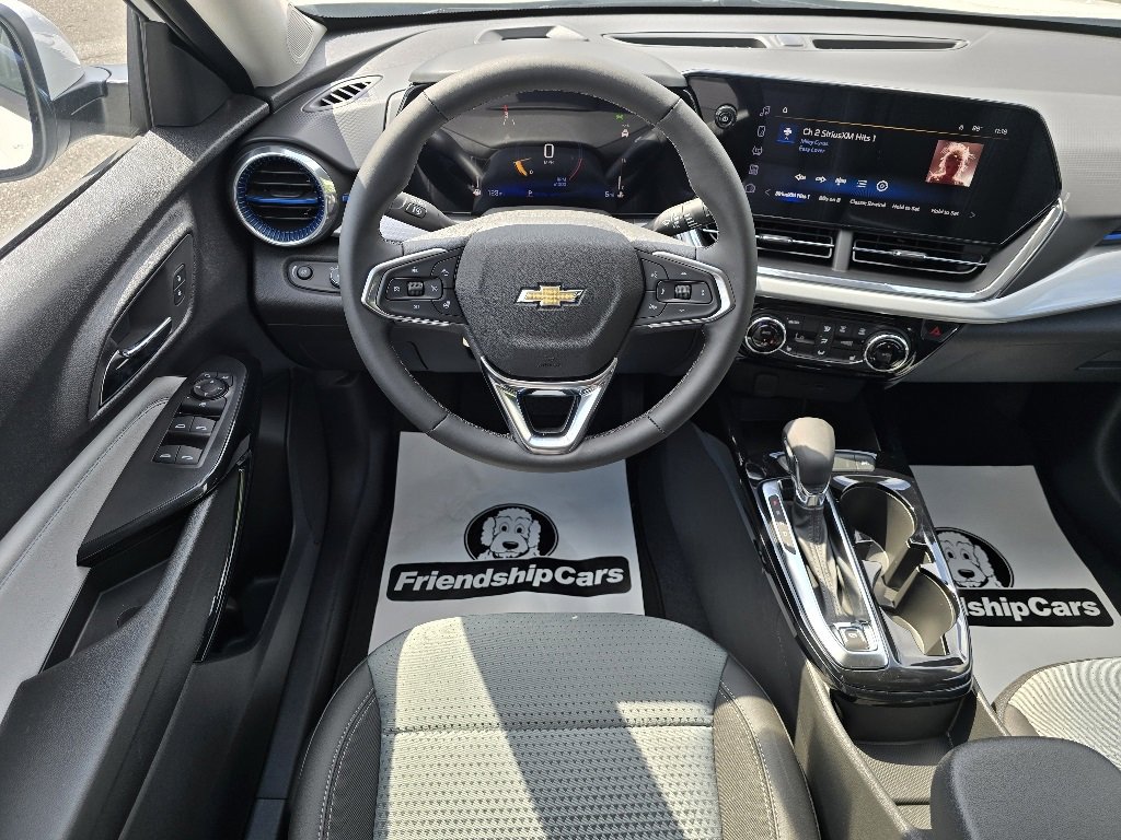 2025 Chevrolet Trax LT photo 3