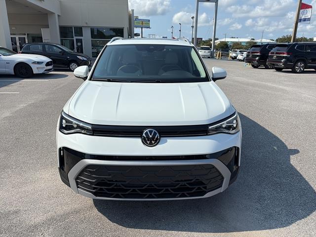 2025 Volkswagen Taos SE photo 2