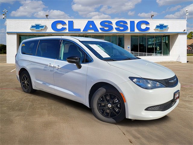 Used 2024 Chrysler Voyager LX's photo