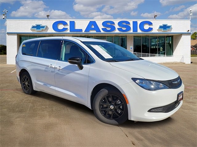 Used 2024 Chrysler Voyager LX's photo