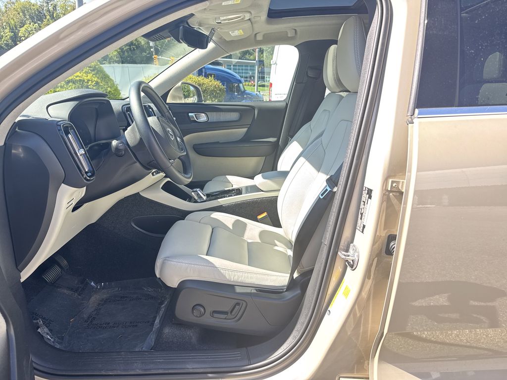 2025 Volvo XC40 Plus photo 8