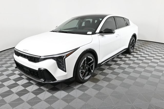 2025 Kia K4 GT-Line photo 2