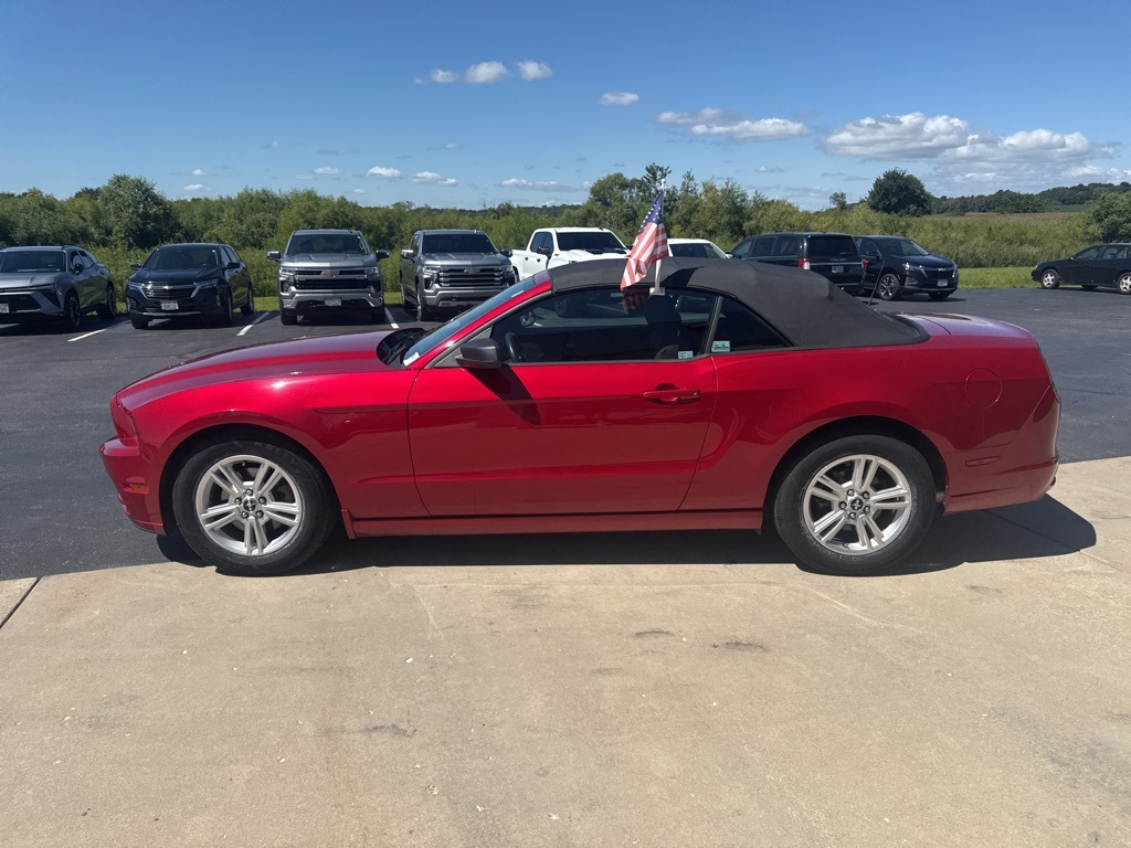 2013 Ford Mustang V6 Convertible photo 4