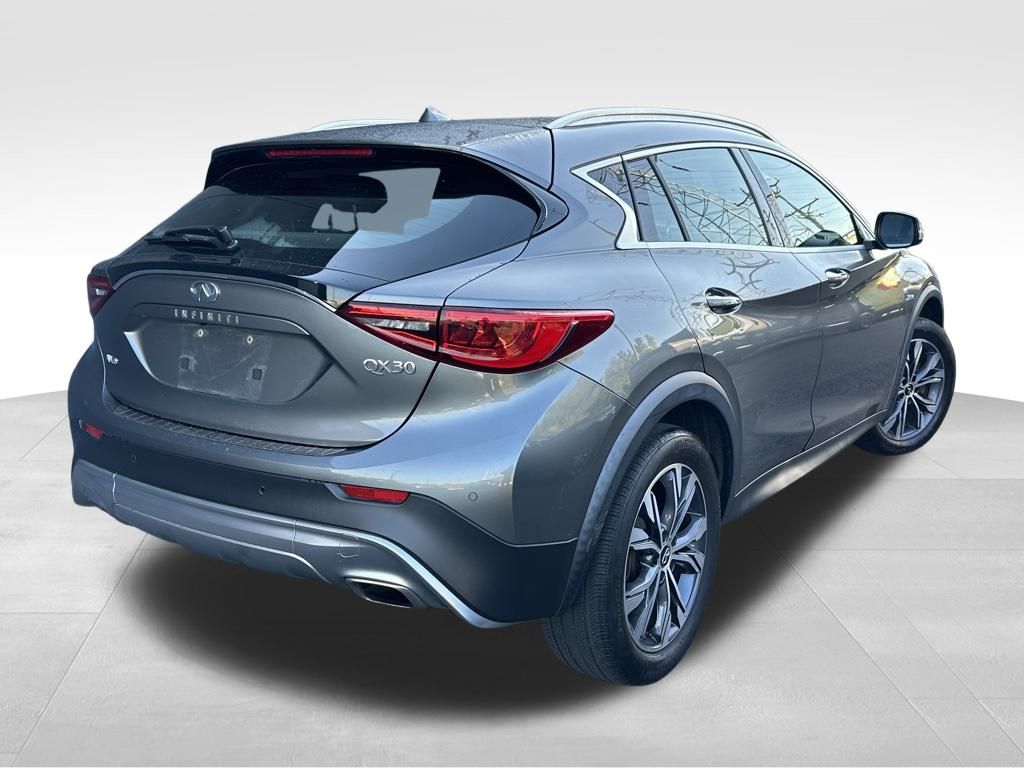 2017 Infiniti QX30 Premium photo 4